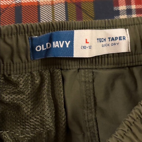 Like new Old Navy boys Khaki Cargo Pants - Picture 2 of 4